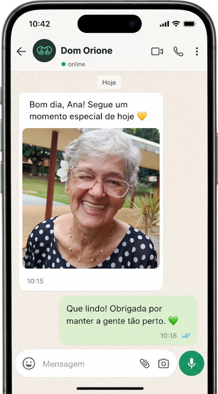 Celular com mensagem do Recanto Dom Orione para a família: foto de uma residente sorrindo